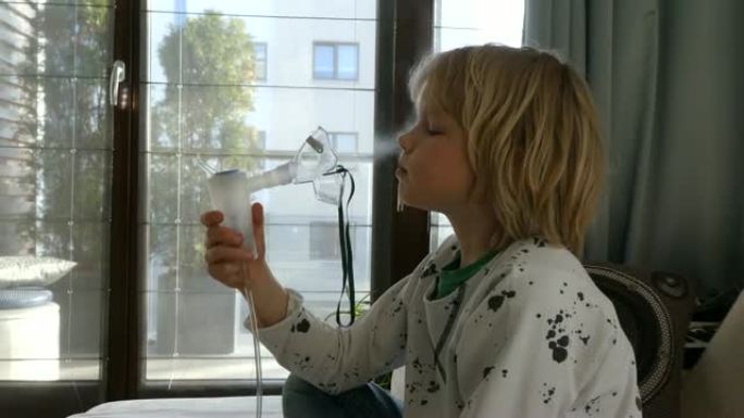 使用哮喘吸入器的小男孩。