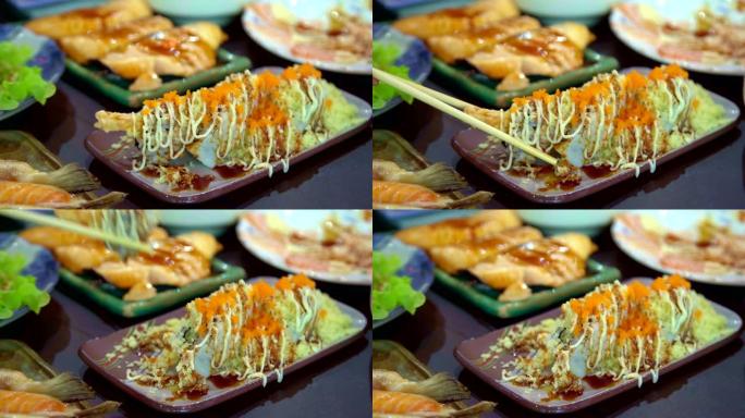 天妇罗角色的特写镜头，桌上的鲑鱼烧伤和烤鸡日本料理。