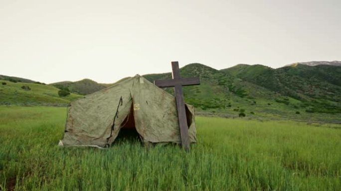 太阳升起在一个基督教帐篷礼拜堂后面，让牛仔参加