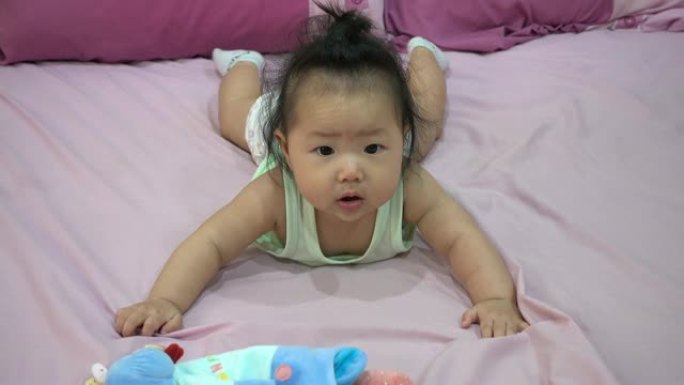 床上的亚洲女婴。