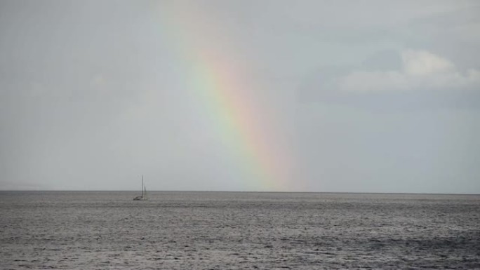 平静的海面上的彩虹