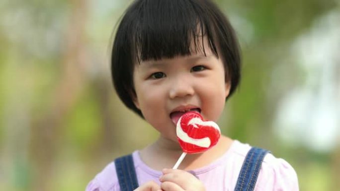 吃棒棒糖的亚洲小女孩