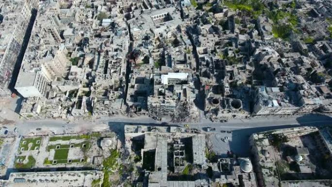 无人机从繁忙的街道到阿勒颇整个城市的屋顶。叙利亚一座因轰炸而被毁的城市。