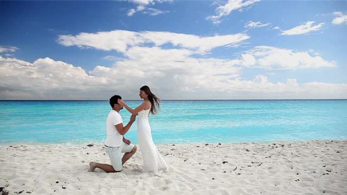 年轻美丽的新婚夫妇在海滩上宣誓效忠