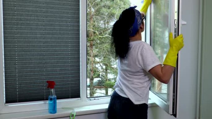 女人用抹布擦窗户