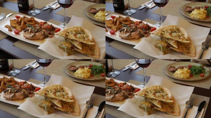 在一家咖啡馆的肉菜和一杯红酒的背景下，意大利focaccia的特写镜头