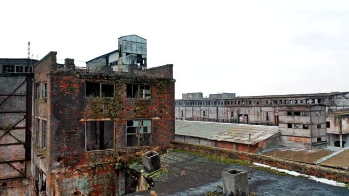 废弃的工厂，在城市郊区工业区有不同的建筑，鸟瞰图。