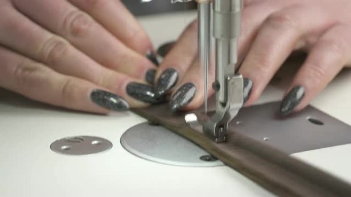 专业人员在缝纫机上制造家具装饰元件的演示视频。生产线上的工人。