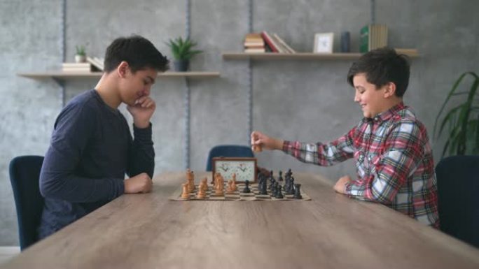 兄弟间棋局的侧视图