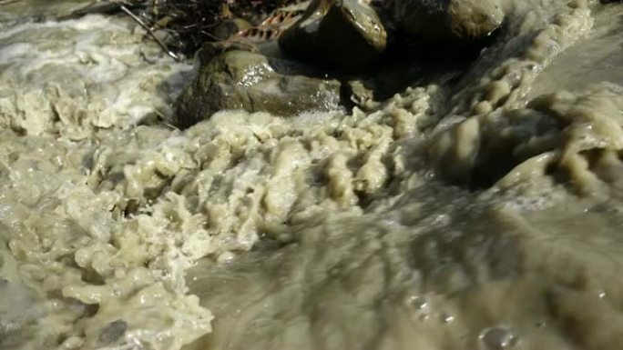 河水中的泥水迅速流动