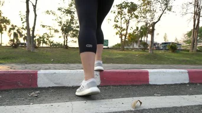 在道路上锻炼的妇女的低段