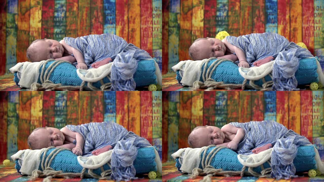 婴儿睡在摄影组的中间黄色球掉落