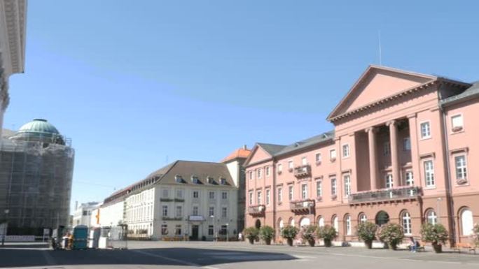 德国卡尔斯鲁厄市中心的新教城市教堂和市政厅