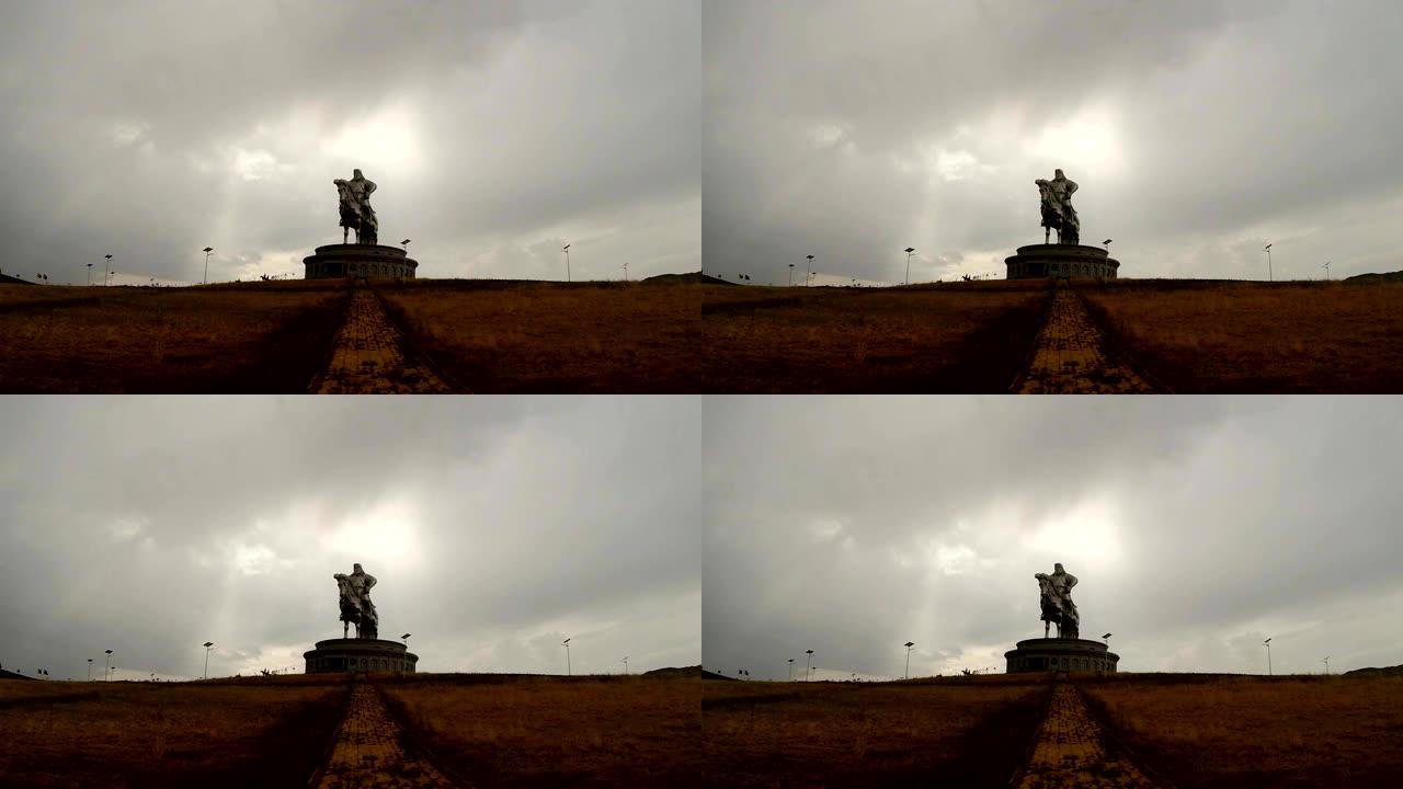 成吉思汗骑着雨点的巨大雕像，阴天的天气，蒙古勇士的纪念碑，蒙古的象征