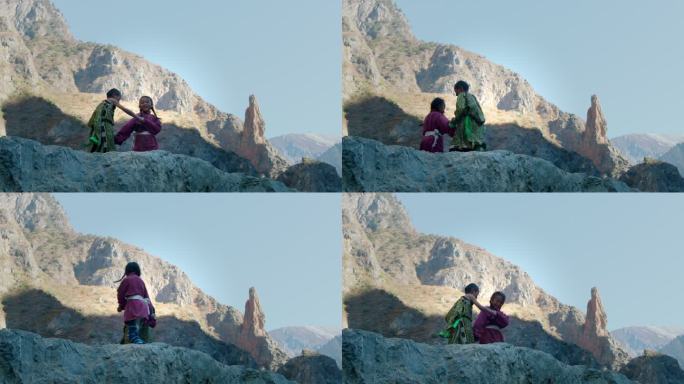 观音石前藏族儿童山上玩耍嬉戏