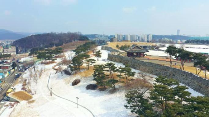 水原市韩国传统建筑华城的鸟瞰图。冬天，韩国。