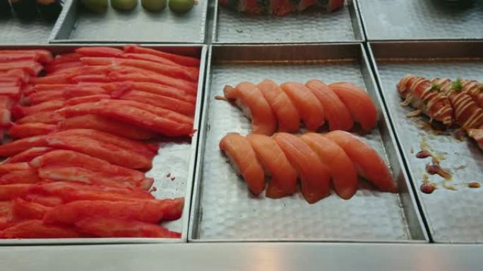 餐厅里混合切片鱼寿司日本料理的锅权。
