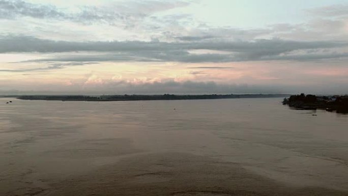 清晨在多云的天空下的湄公河