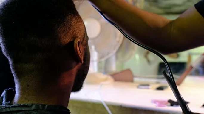 黑人男性在理发师处剪头发