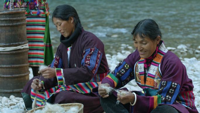 藏族妇女河边纺线打酥油茶劳作生活