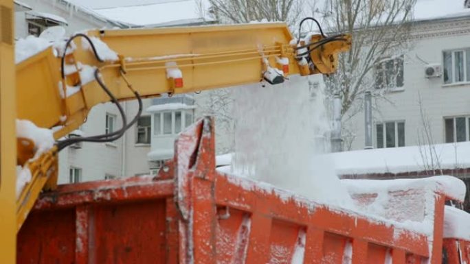 工人和专门的除雪设备清除了街道上的积雪。