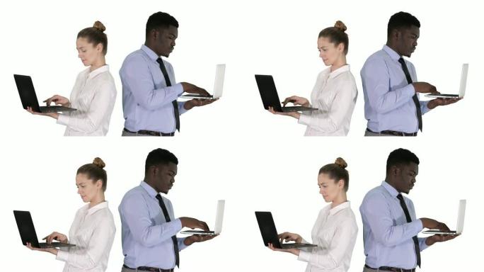 夫妇背靠背站在白色背景上的笔记本电脑上工作