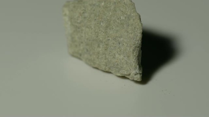白色背景旋转的arenite矿物样品
