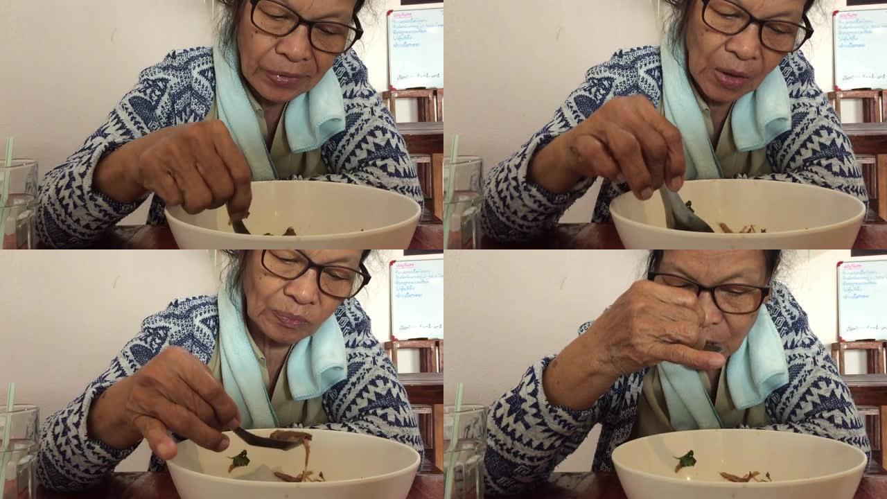 老妇人吃热烤鸭汤
