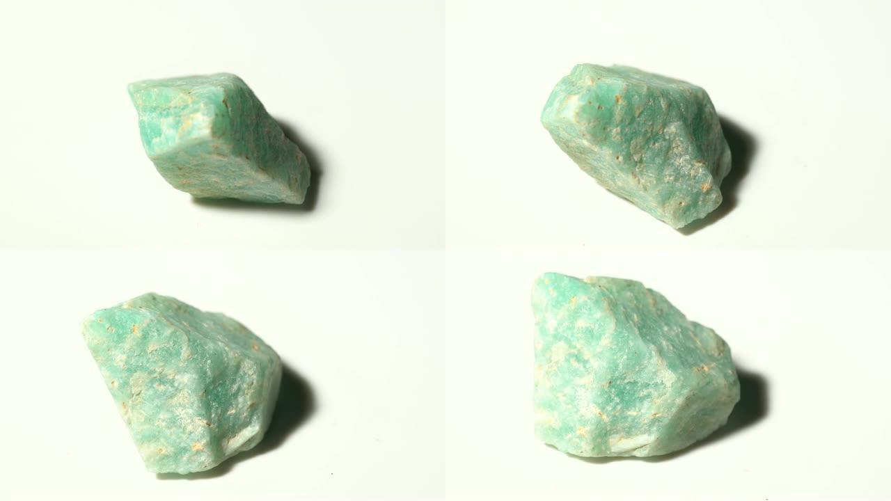 白色背景旋转的海蓝宝石矿物石样品