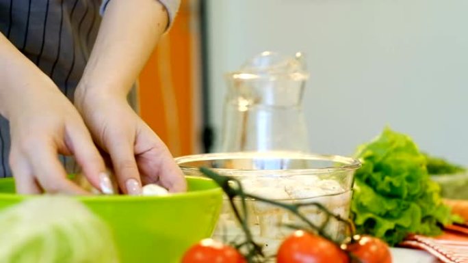 健康饮食烹饪女人洗蘑菇碗