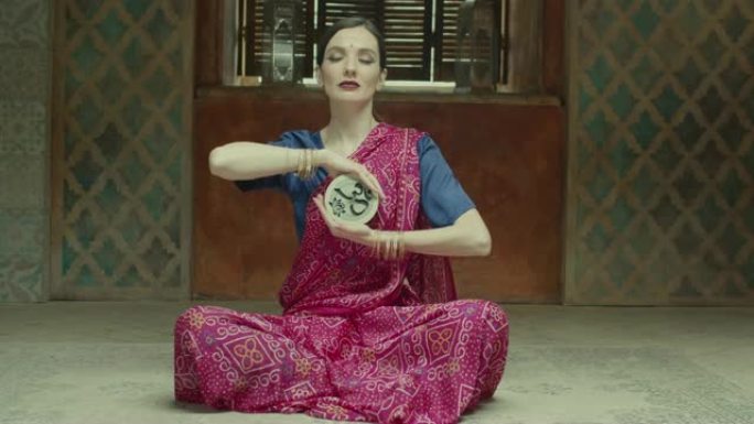 迷人的女人演奏冥想的印度音乐