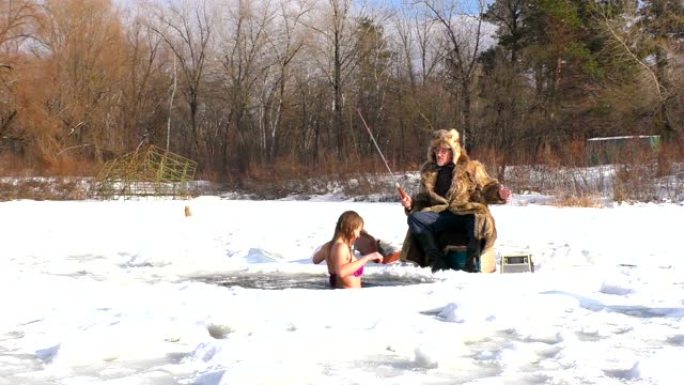冬天，一个女人带着鱼在河里游泳。