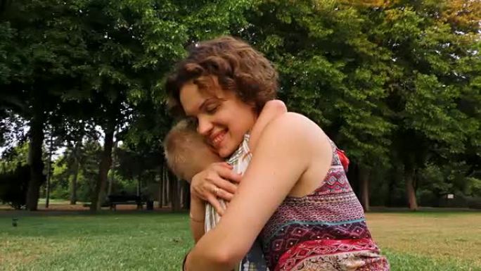 快乐的男孩拥抱他的母亲。