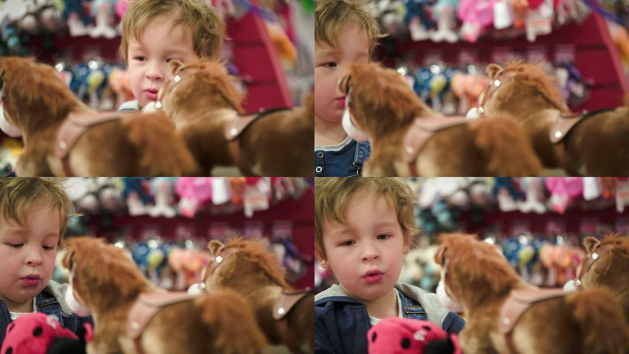小男孩看着商店里的玩具马