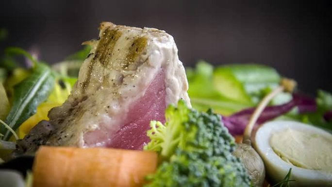 各种新鲜和烫过的时令蔬菜配烤金枪鱼、鹅毛蛋