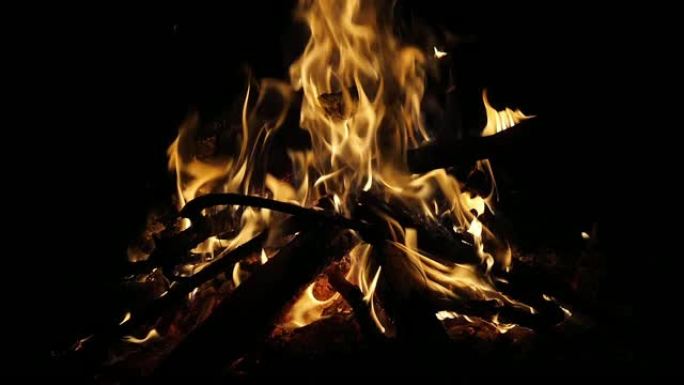 骨火，篝火中的火焰，肯尼亚马赛马拉公园的露营地，慢动作