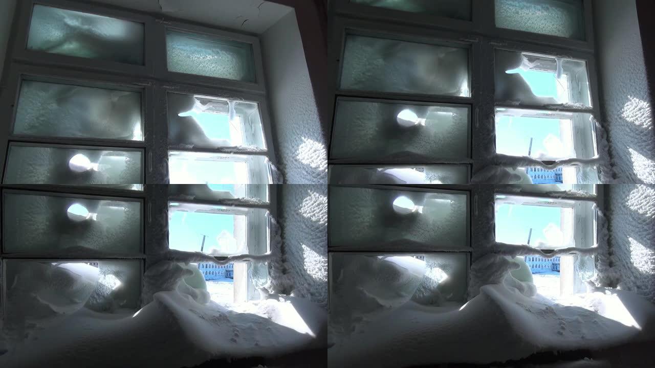 在荒芜的城市里，被冰冻的窗户和雪覆盖的房间。