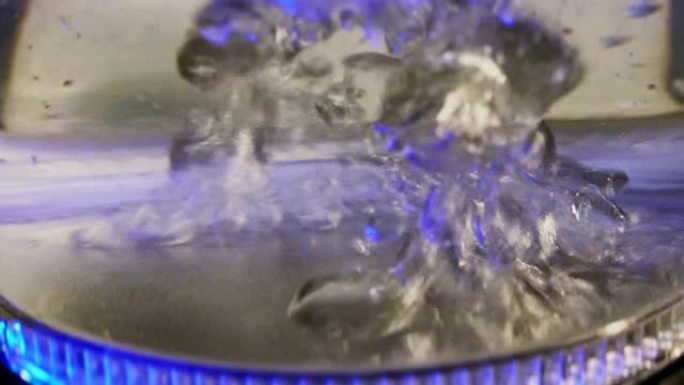 水在玻璃电热水壶中沸腾