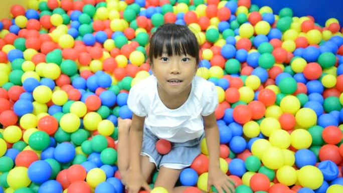 日本小女孩玩很多球