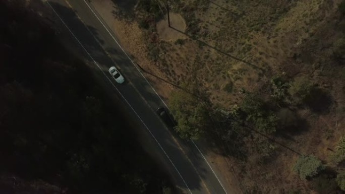 白色跑车在沙漠公路空中行驶