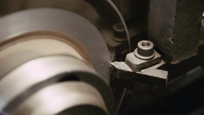 车库车间磨削固定制动系统磨削盘式刹车机特写。慢动作特写镜头。