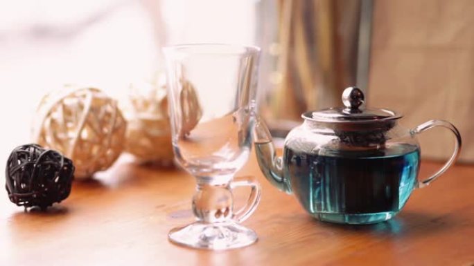 咖啡馆桌子上的花阴蒂上的蓝蝴蝶豌豆茶。一种花香，异国情调的蓝色泰国茶，有助于促进减肥。健康和排毒。