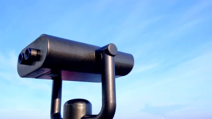 在蓝天的观景台上的大型双筒望远镜。