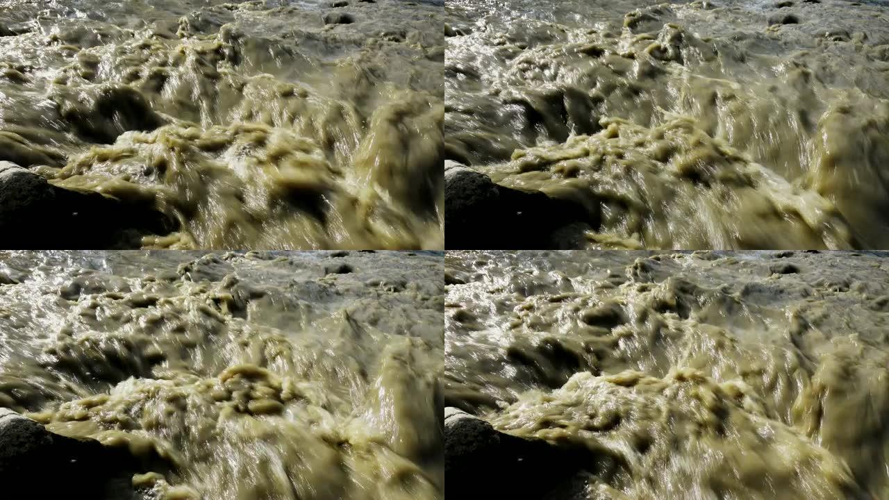 河水中的泥水迅速流动