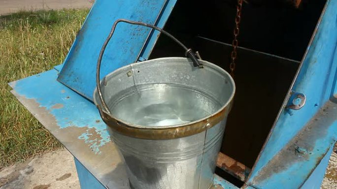 水桶从井里出来了。