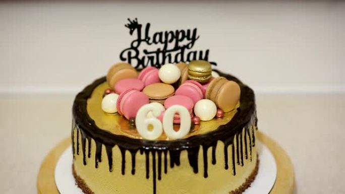 60岁母亲生日派对用马卡龙饼干、糖果和白巧克力球装饰蛋糕