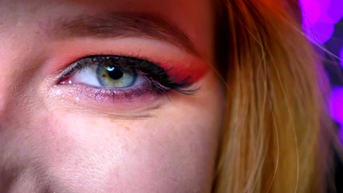 令人惊叹的眼妆粉色阴影特写美丽绘制的眼线和调色的眉毛