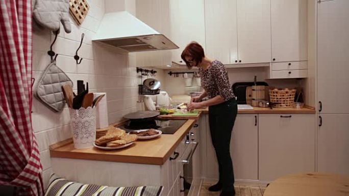 女人在厨房里切蟹棒