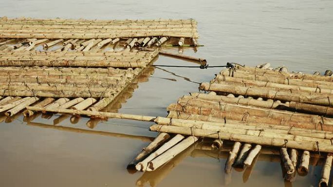 储存在水中的竹竿堆