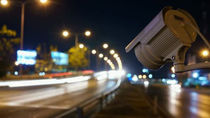 夜间在交通道路上运行的闭路电视监控摄像机模糊背景